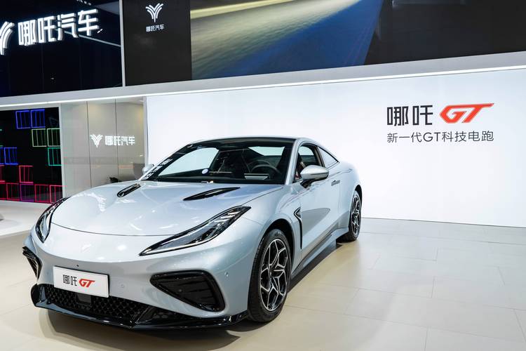 广州6哪吒汽车在智能汽车领域的表现，领途汽车在新能源汽车市场中的影响力